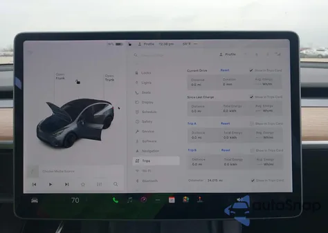 2022 Tesla Model Y Performance Dual Motor All-Wheel Drive z USA, uszkodzony, nr VIN 7SAYGDEF0NF379659
